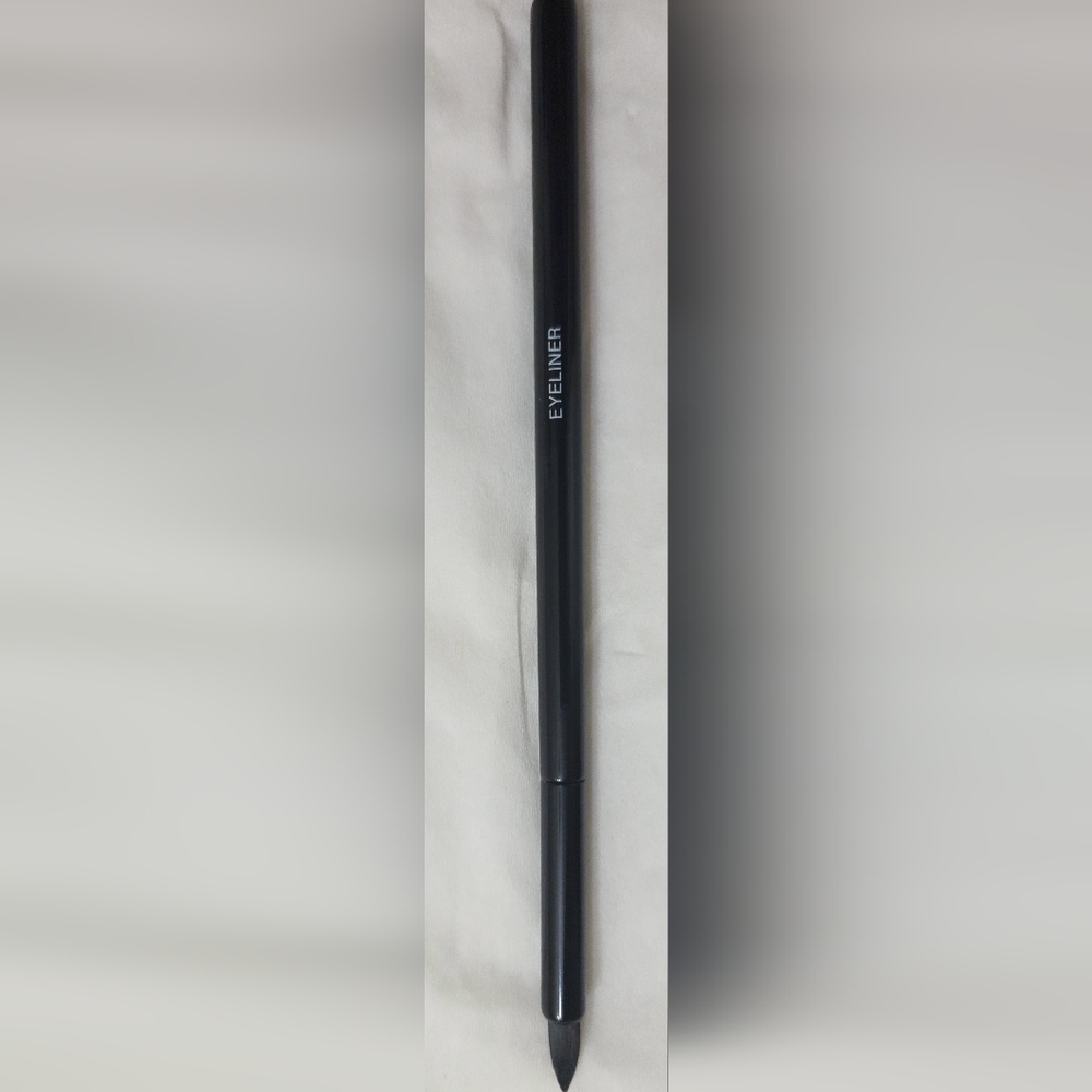 CHANEL EYELINER MAKEUP BRUSH